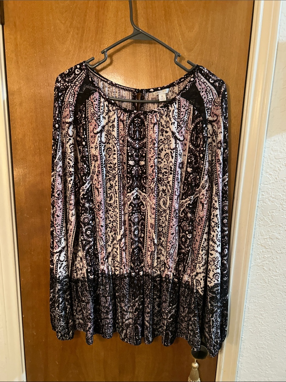 Women's Long-Sleeve Paisley shirt in Black and Pink. XL